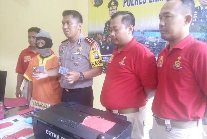 Kapolres AKBP Feby DP Hutagalung menunjukkan tersangka beserta KTP palsu.