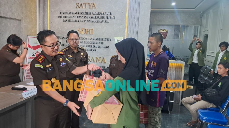Kajari Tuban, Imam Sutopo saat memberikan bingkisan kepada pelaku yang mendapatkan RJ. Foto: Achmad Choirudin/BANGSAONLINE