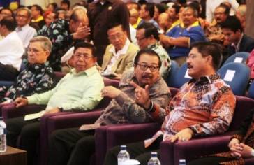 Pakde Karwo Uji Publik Calon Rektor Unair 