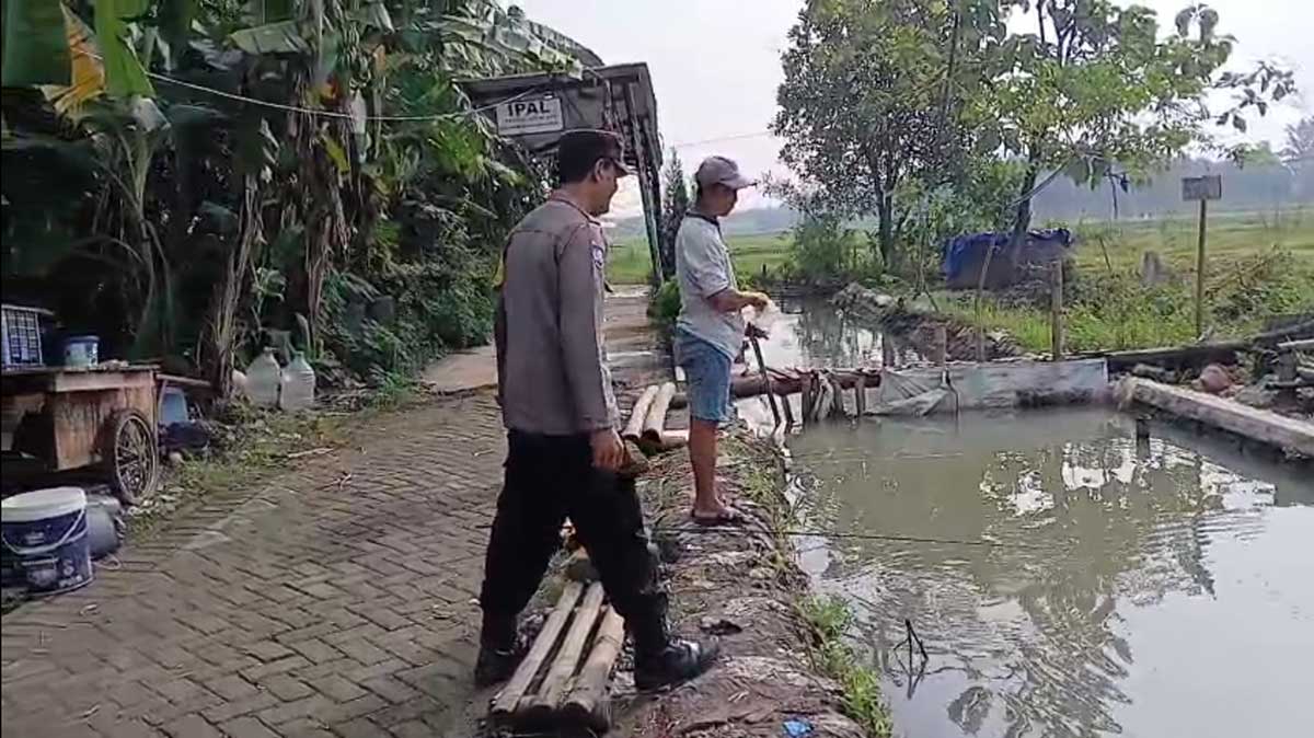 Edukasi budidaya ikan yang dilakukan Bhabinkamtibmas Kelurahan Kauman, Kecamatan Prajuritkulon, Kota Mojokerto.