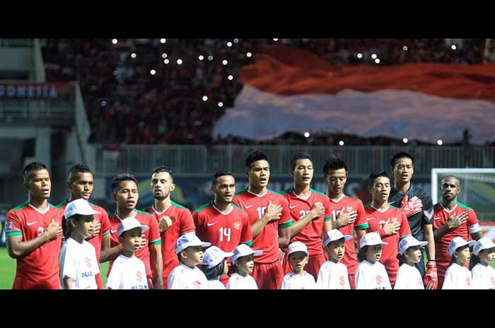 Timnas Indonesia saat menyanyikan lagu Indonesia Raya. foto: juara.bolasport.com