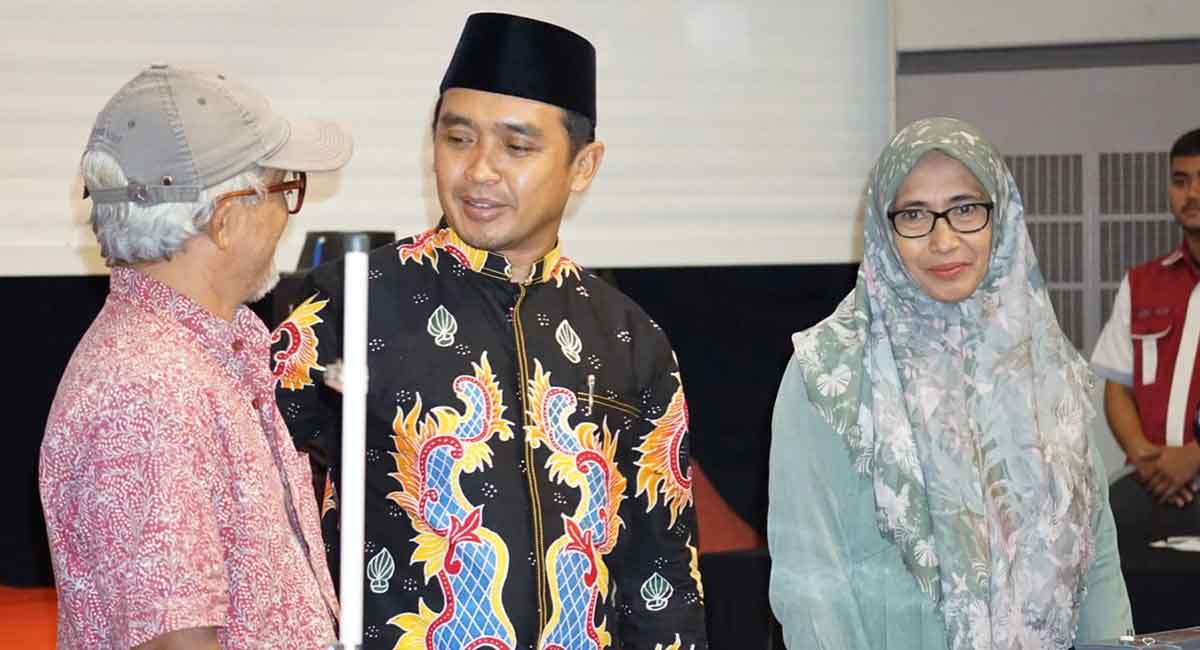 Wali Kota Pasuruan saat menyapa penemerima bantuan modal dari DBHCHT 2025.