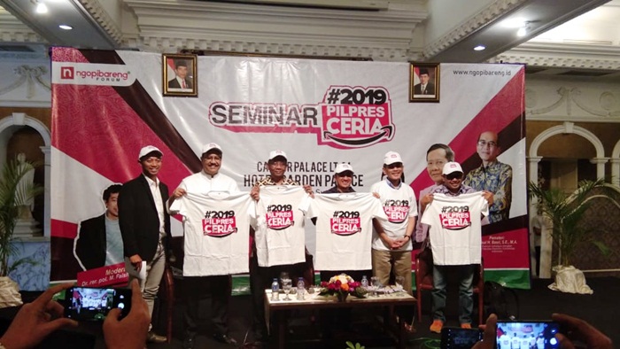 Secara simbolis dilakukan penyematan kaos dan topi bertuliskan #2019PilpresCeria kepada para tokoh. Foto: YUDI A/BANGSAONLINE