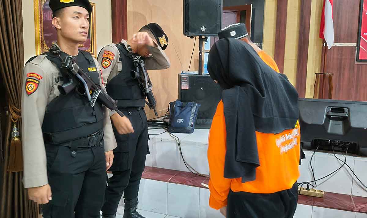 Pelaku live streaming pornografi saat dihadirkan dalam konferensi pers di Mapolres Blitar Kota.