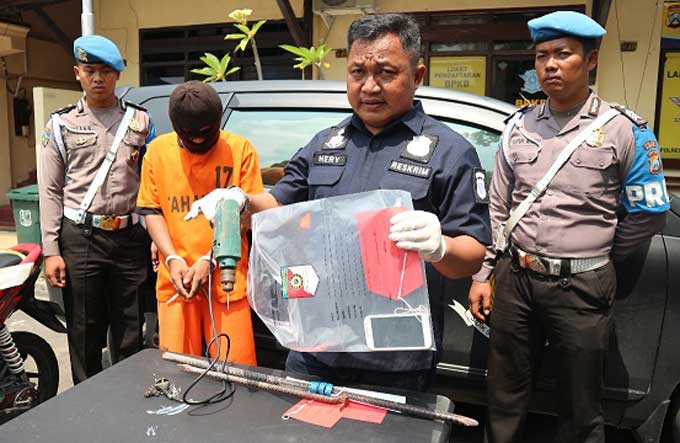 Para pelaku pencurian dengan barang bukti yang diamankan Polres Blitar. foto: Akina Nur Alana/ BANGSAONLINE