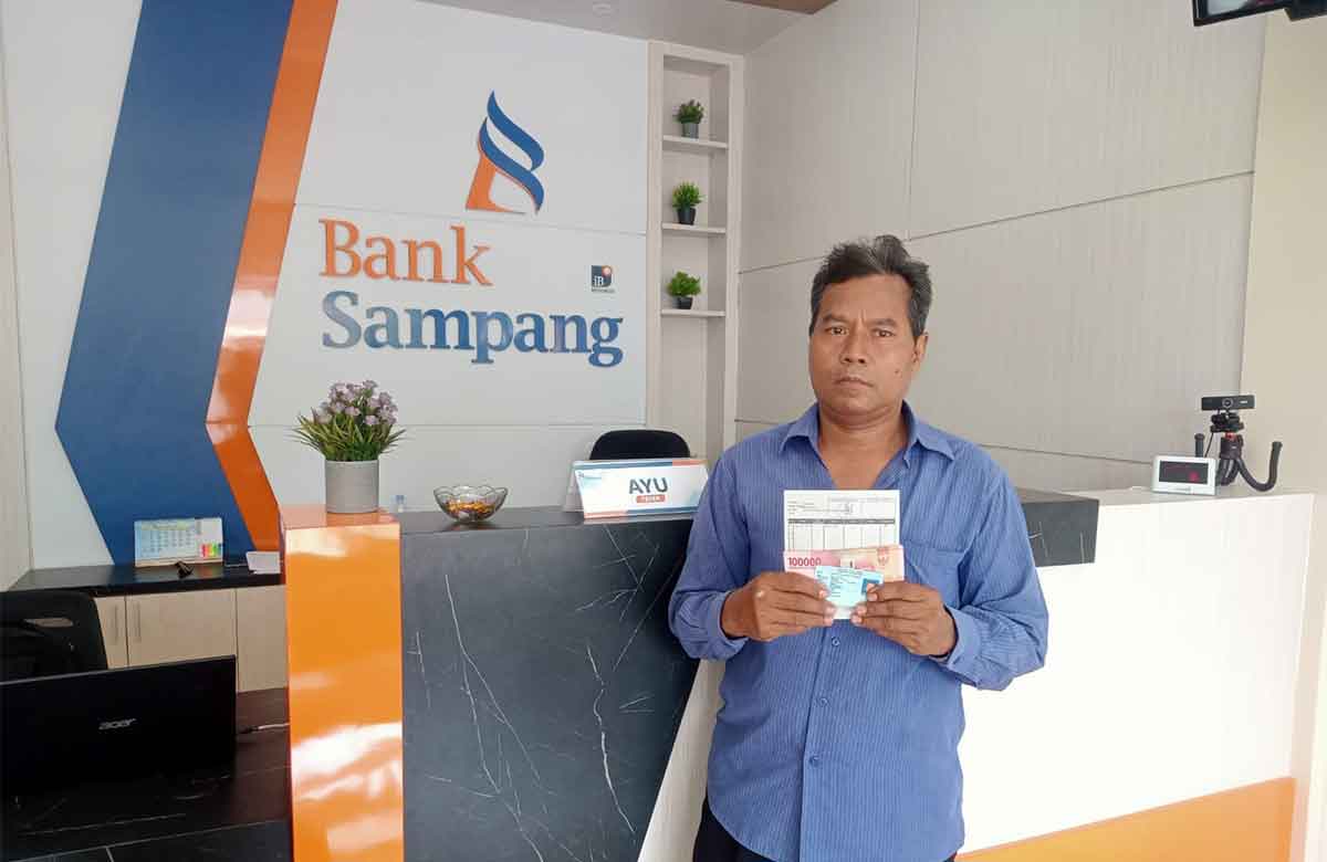 KPM BLT DD saat mencairkan di Bank Sampang.