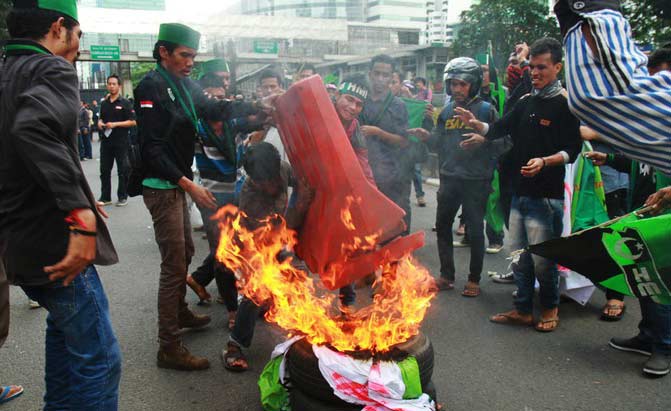 Demo HMI memprotes Saut Situmorang di depan kantor KPK. foto: detik.com