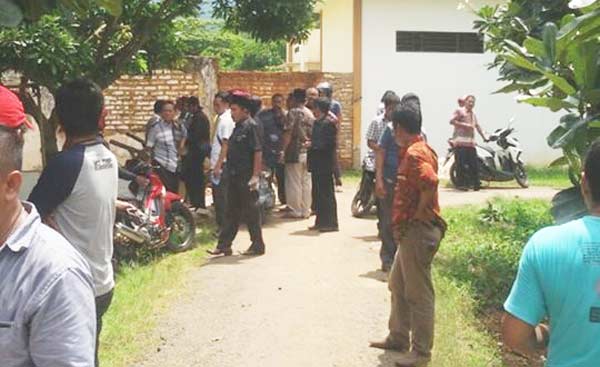 Sejumlah Kades saat mendatangi rumah Effendy di Desa Pandian, Kecamatan Kota Sumenep, Jum