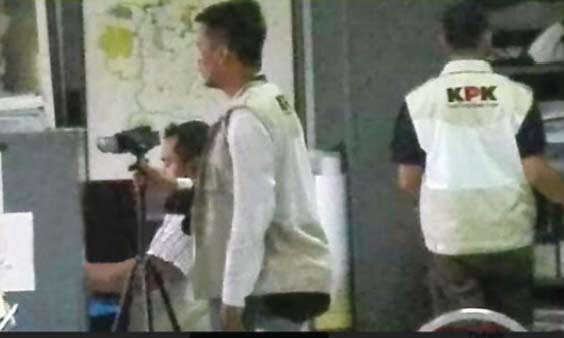 Tim Penyidik KPK sedang menggeledah salah satu instansi di Pemkot Madiun.