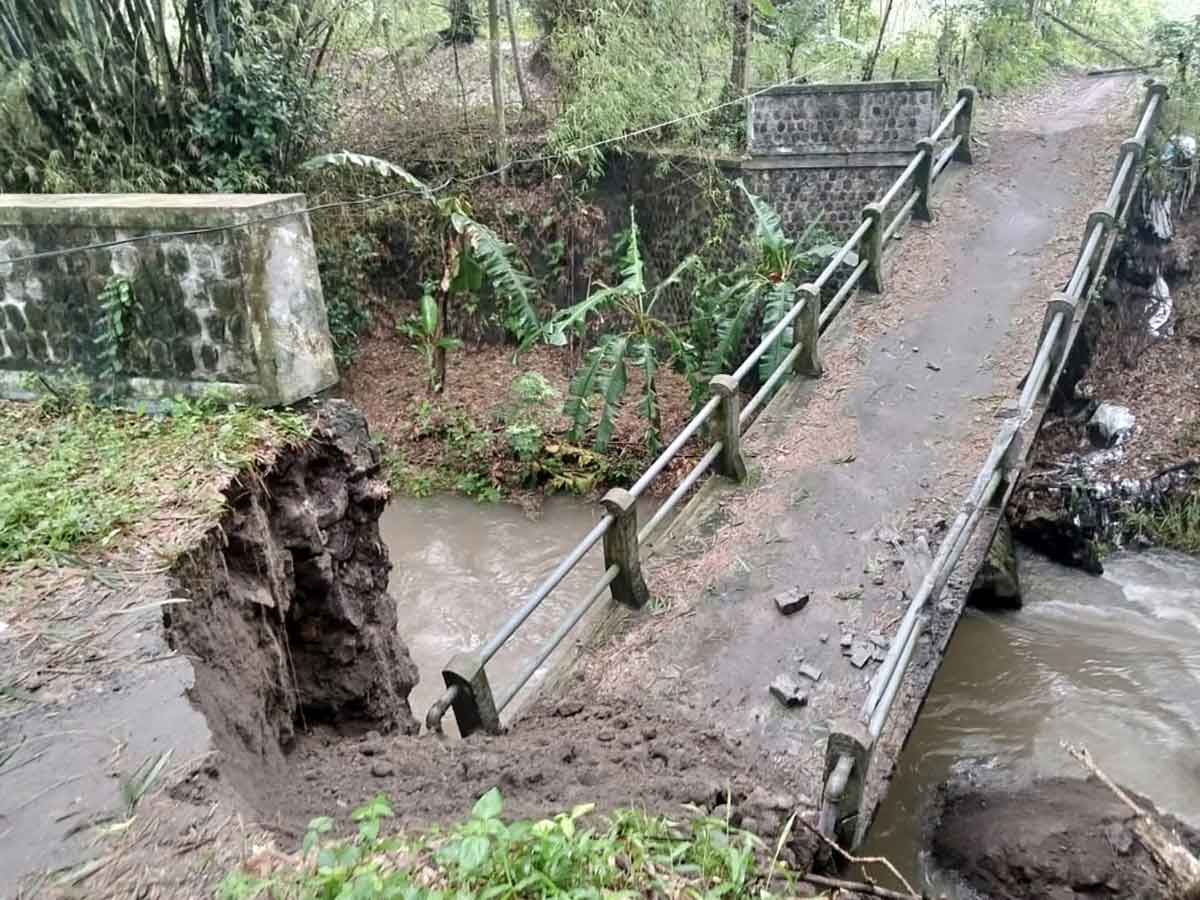 Kondisi jembatan penghubung dua desa di Kecamatan Udanawu, Kabupaten Blitar, putus usai diterjang hujan deras disertai angin kencang.