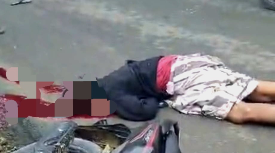 Tangkapan layar video amatir warga memperlihatkan jasad korban tergeletak di Jl. Raya Robatal usai laka