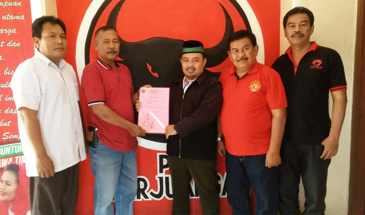 Nurul Huda, utusan Ketua PPP Gresik Achmad Nadir ketika mengambil formulir di kantor DPC PDIP. foto: ist.