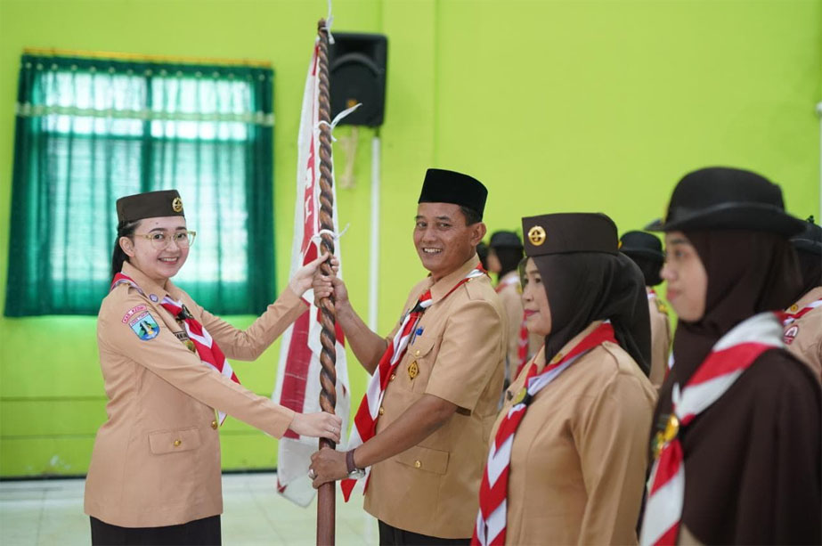 Ketua Pramuka Kwarcab Kabupaten Kediri saat menyerahkan panji pramuka kepada pembina pramuka.