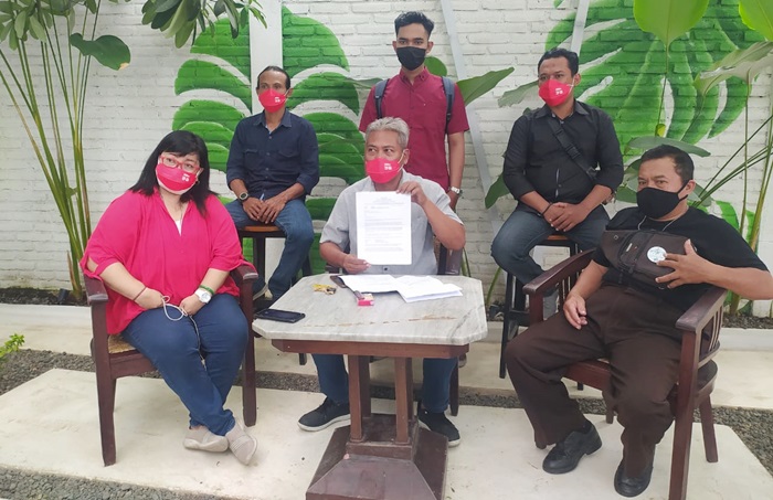 Ketua Aliansi Umat Beragama Kabupaten Banyuwangi, Holili Abdul Gani menunjukkan surat izinnya.
