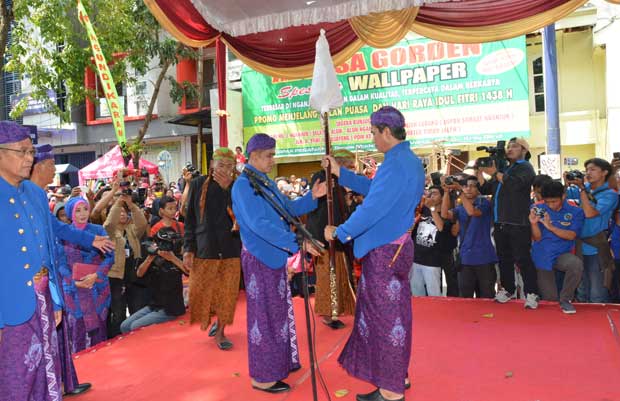 Bupati Nganjuk Drs H Taufiqurrahman didampingi Wakil Bupati KH Abdul Wachid Badrus saat menerima pusaka dan payung dari Plt Sekda Agus Subagiyo pada prosesi penyambutan peserta boyong. foto: BAMBANG DJ/ BANGSAONLINE