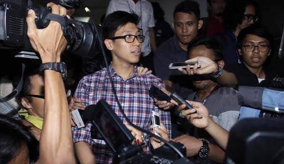 Arief Soemarko (Suami Mirna) memberikan keterangan usai menjalani pemeriksaan di Polda Metro Jaya. foto: sindonews