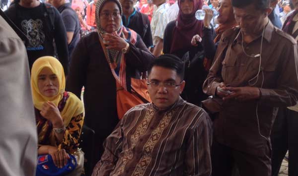 Artaria didampingi Ketua FHK2I, Titi Purwaningsih (kiri).