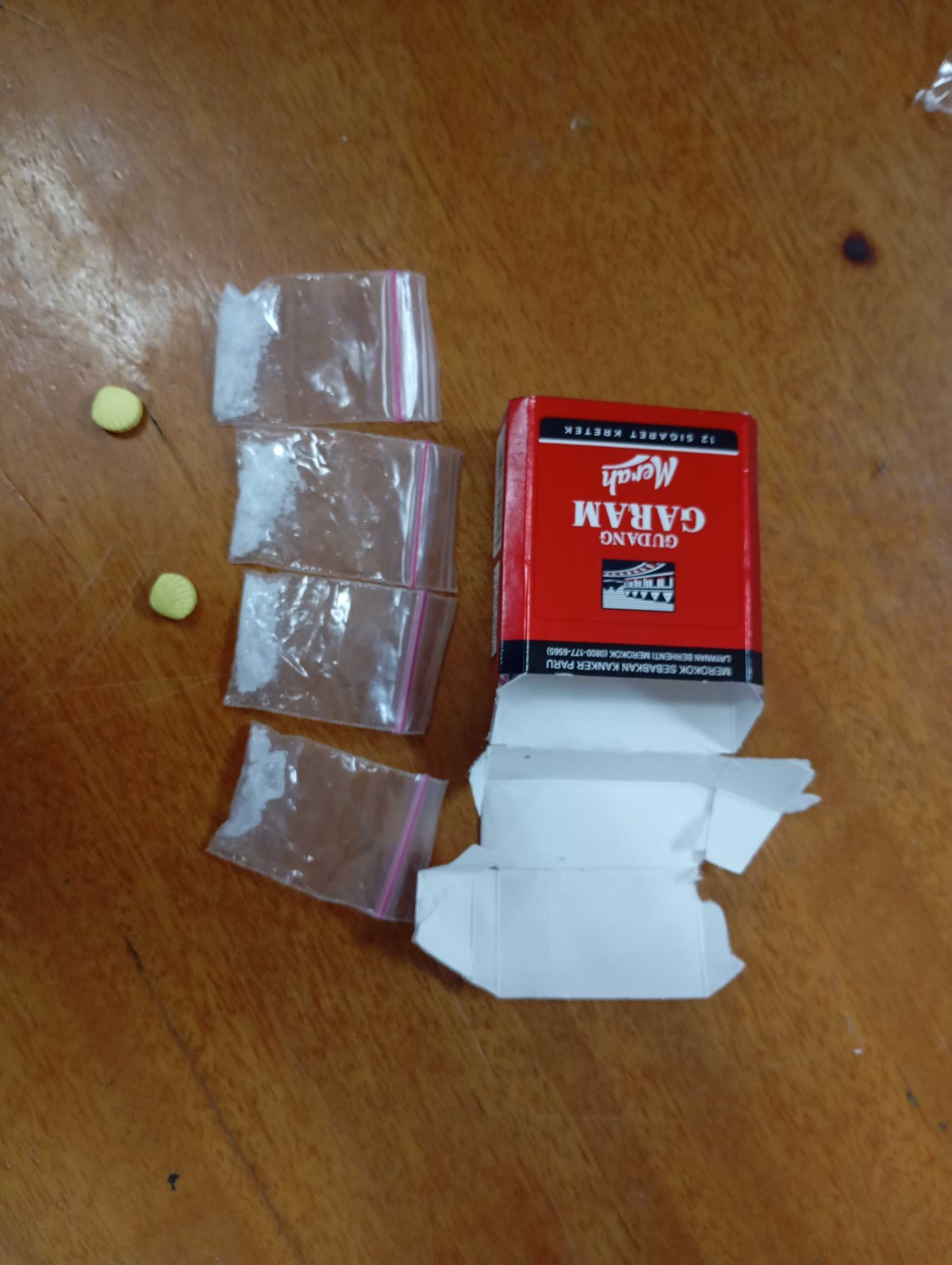 Paket sabu yang coba diselundupkan melalui bungkus rokok 