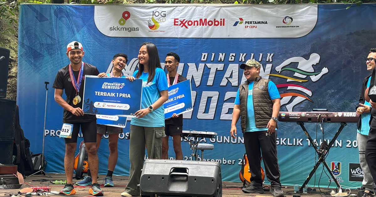 Perwakilan program PPM EMCL, Marsha, saat menyerahkan hadiah dalam Dingklik Mountain Run 2025.
