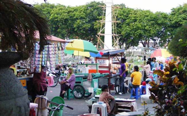 Kondisi Alun-alun Gresik. foto: syuhud/ BANGSAONLINE