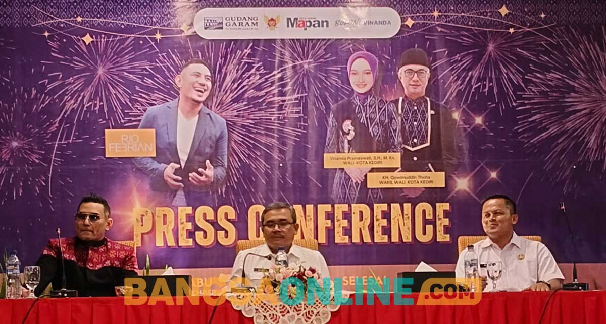 Rio Febrian, Kepala Diskominfo Kota Kediri, Rony Yusianto, dan Kabag Prokopim Sekdakot Kediri, Adi Sutrisno, saat konferensi pers. Foto: MUJI HARJITA/BANGSAONLINE