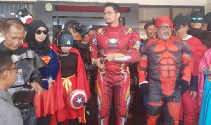 Plt Wali Kota Pasuruan, Raharto Teno Prasetyo bersama pejabat dan Protokol Pemkot Pasuruan tampil dengan kostum super hero untuk menghibur para siswa-siswi SDN 1 Gentong pasca ambruknya sekolah mereka. foto: istimewa