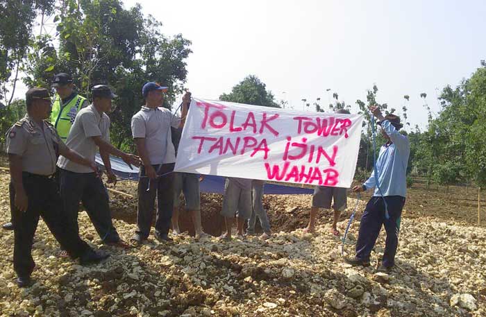 Warga saat melakukan demo