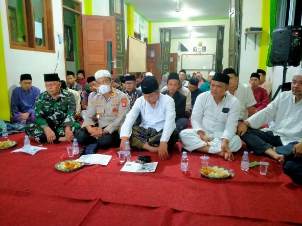 Para kiai, tokoh masyarakat, Camat, Kapolsek dan Dandim Leuwimunding, Majalengka, Jawa Barat, saat mendengarkan pemaparan Prof Dr KH Asep Saifuddin Chalim, MA, di Gedung Madrasah Unggulan Amanatul Ummah 02 Leuwimunding, Majalengka, Jawa Barat, Jumat (29/7/2022). Foto: mma/bangsaonline.com