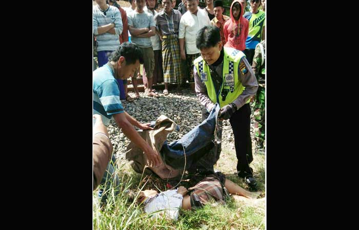 Korban saat dievakuasi petugas, masih mengenakan sarungnya.