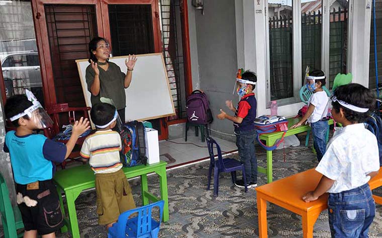 Ilustrasi guru berinisiatif mendatangi murid untuk kegiatan belajar mengajar di tengah pandemi Covid-19. (Antara Foto)