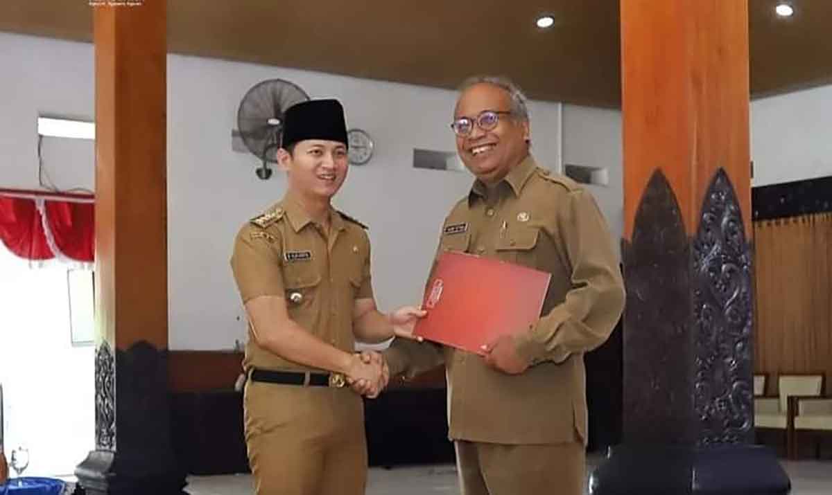 Bupati Trenggalek, Moch. Nur Arifin, saat menyerahkan SK purnatugas.