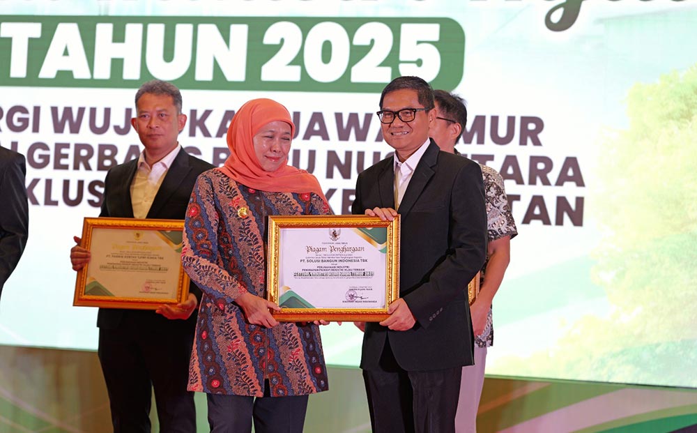 Gubernur Jawa Timur, Khofifah Indar Parawansa, saat menyerahkan penghargaan Festival Industri Hijau kepada GM PT Solusi Bangun Indonesia Pabrik Tuban, Priyatno.