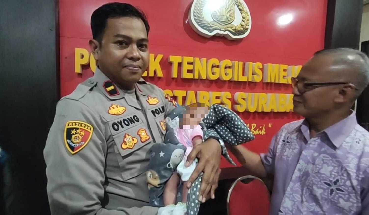Bayi malang yang dibuang orang tuanya saat diamankan di Polsek Tenggilis Mejoyo