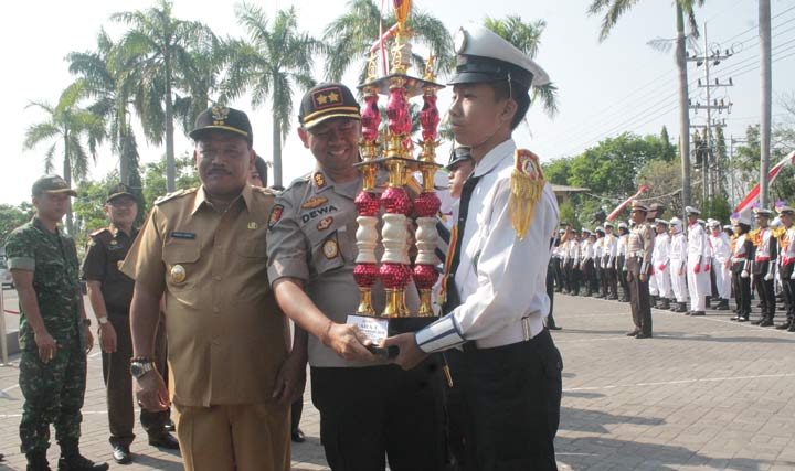 Kapolres Nganjuk AKBP Dewa Nyoman didampingi Wakil Bupati Nganjuk Marhaen Jumadi saat memberikan trofi kepada Juara I Lomba PKS. foto: BAMBANG/ BANGSAONLINE
