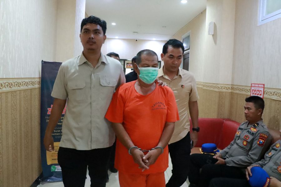  Pelaku saat diamankan di Mapolres Gresik. FOTO: ist.