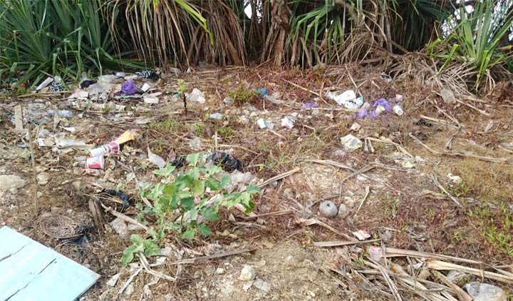 Kondisi sampah yang berserakan di kawasan Pantai Klayar Pacitan.