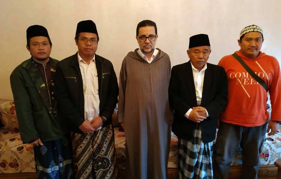 Dr KH Asep Saifuddin Chalim (nomor 2 dari kanan) saat bersilaturahim bersama Syaikh Dr Abd al-Mun’im al-Ghumariy (nomor 3 dari kanan), salah satu ulama dan intelektual terkemuka di Maroko. foto: istimewa/bangsaonline.com