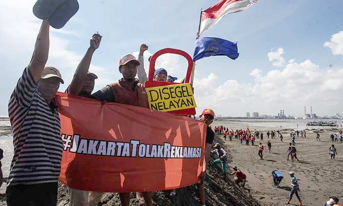 Nelayan menyegel Pulau G sebagai simbol penolakan reklamasi Teluk Jakarta, Minggu (17/4). foto: ANTARA