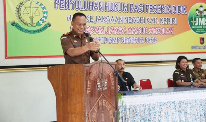 Kepala Kejaksaan Negeri Kabupaten Kediri, Mohammad Rohmadi, S.H., M.H., saat memberi sambutan. foto: Kominfo
