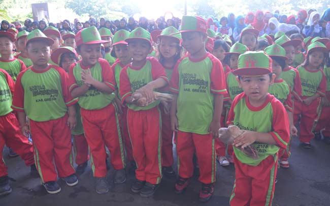 Para siswa di Gresik saat perayaan Hari Anak Nasional beberapa waktu lalu. foto: SYUHUD/ BANGSAONLINE