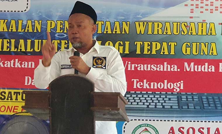 H. Syafiuddin saat memberikan sambutan di Pelatihan dan Pembekalan Wirausaha Muda Melalui Teknologi Tepat Guna di Desa Soket Kecamatan Tragah Bangkalan.