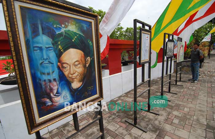 Karya para pelukis Jombang yang di pamerkan di depan Taman Makam Pahlawan Jombang. foto: RONY S/ BANGSAONLINE