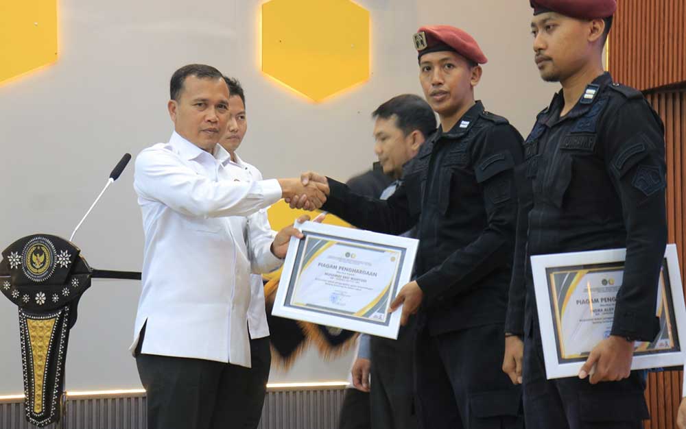 Penyerahan penghargaan kepada 2 Petugas Lapas Pemuda Kelas IIA Madiun.