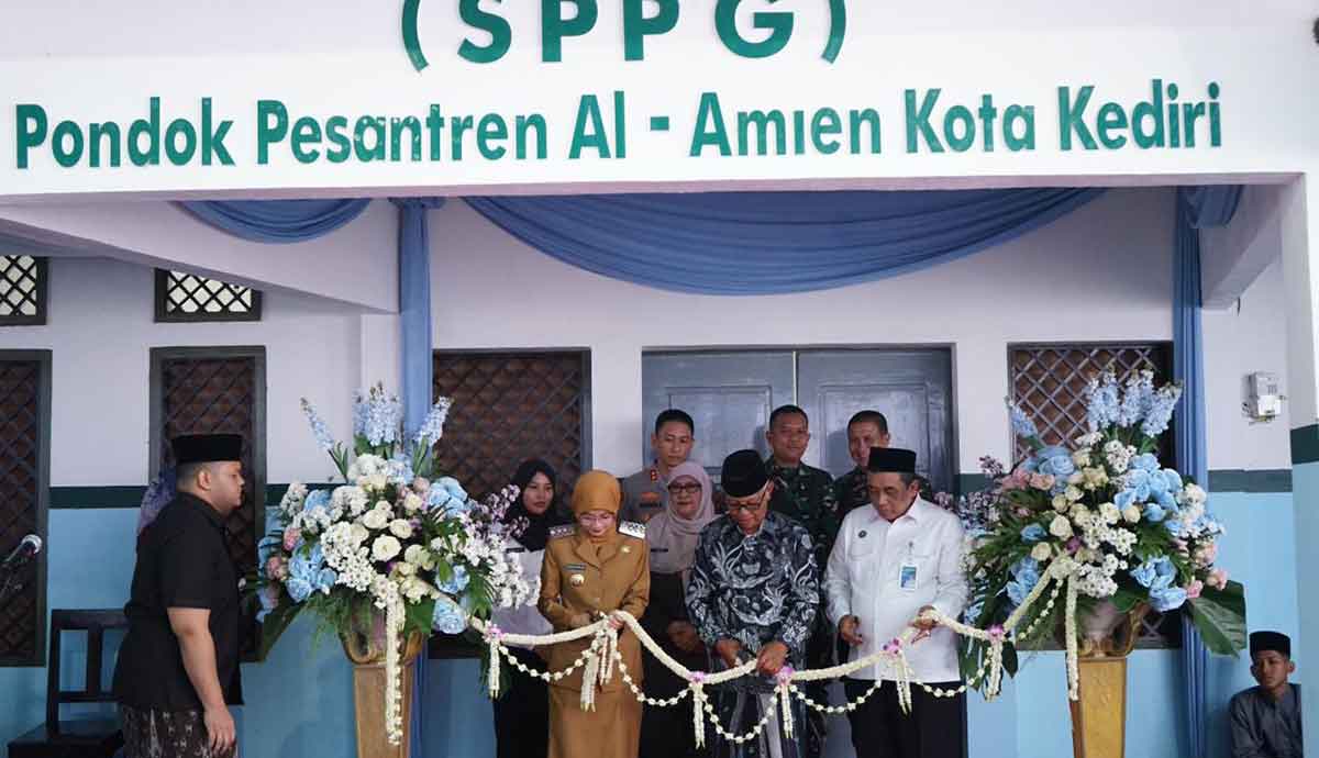 Pemotongan pita yang dilakukan Wali Kota Kediri saat peresmian SPPG Al Amien. Foto: ist