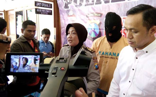 Tersangka didampingi Kasubag Humas Polres Tuban, AKP Elis Suendayati, saat dirilis di Mapolres setempat. foto: SUWANDI/ BANGSAONLINE