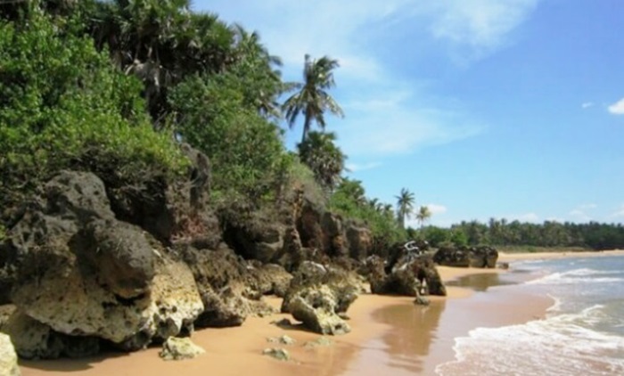 MASIH PERAWAN: Pantai Karang Tangis yang memesona, destinasi wisata apik di Kabupaten Sumenep.
