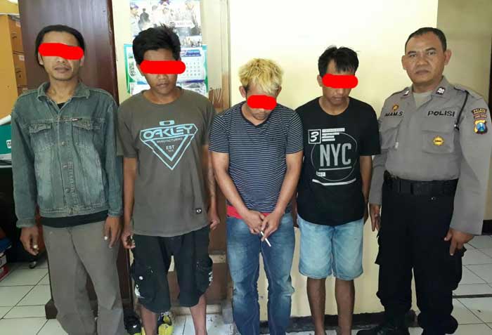 Empat tersangka  saat diamankan di Mapolsek Purwodadi.
