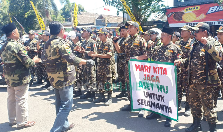 Ratusan anggota Banser Kabupaten Blitar menggelar aksi unjuk rasa di depan Mapolres Blitar Kota, Kamis (12/9/2019). 
