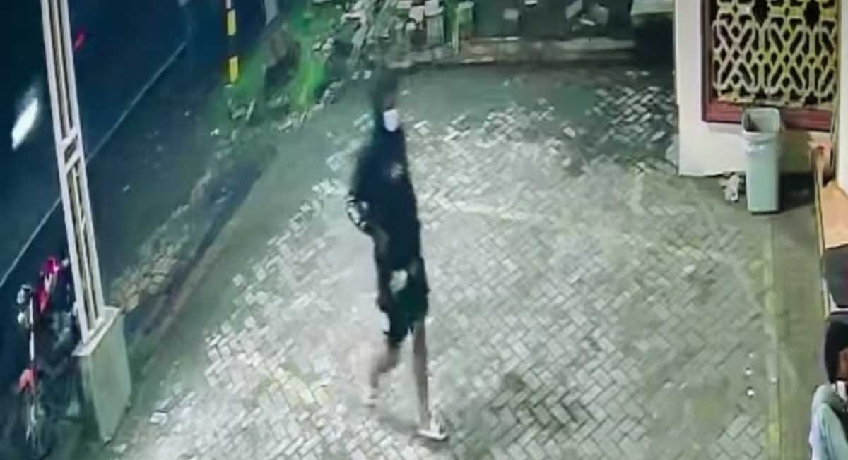 Rekaman CCTV curanmor atau pencurian kendaraan bermotor di Sidoarjo.