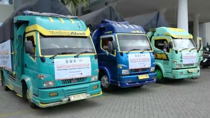 Tiga truk berisi sembako dan bahan makanan (bama) siap dberangkatkan ke korban tsunami di Banten, Jawa Barat.